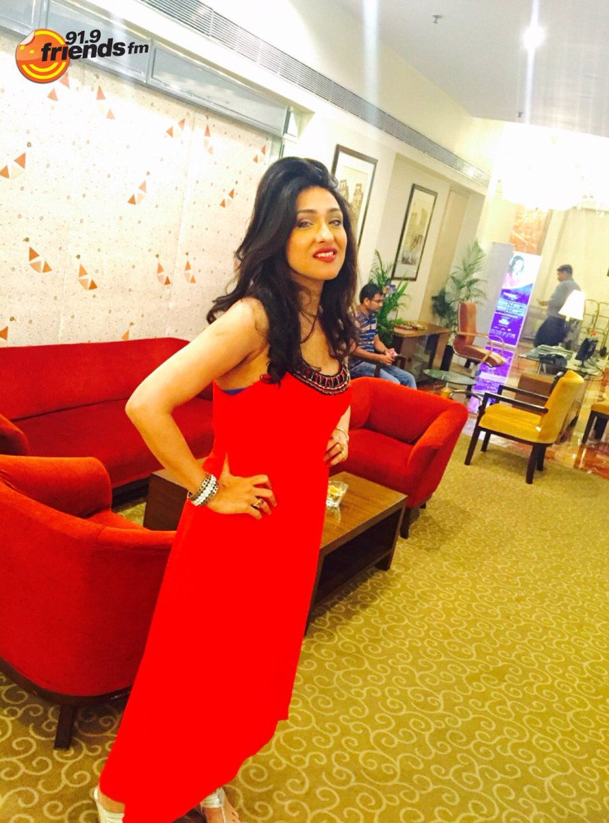SimplySmritii's tweet photo. Her presence.. glamour..elegance is unmatchable! Thank you Mam @rituparnaSG111 for being there at #PeerlessInn😊 https://t.co/WqSZJunWUs