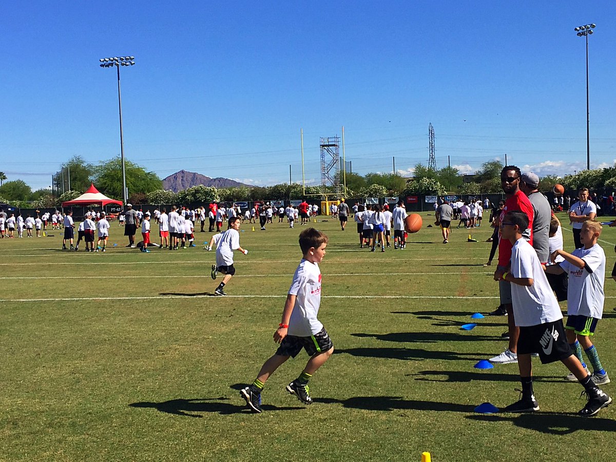 randybutler97's tweet photo. @LarryFitzgerald dedicating his time and setting the example for these boys with @ProCamps #fitztwoadays https://t.co/UyFgrjUdmu