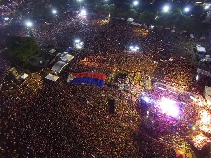 VioletVeracruz's tweet photo. Konting tiis na lang iba na ang pangulo ng Pinas #PagkakaisaWith25 https://t.co/CwXVotcNJK