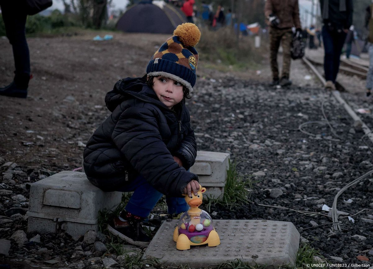 UNICEF's tweet photo. Unaccompanied refugee &amp; migrant children in Europe in urgent need of protection https://t.co/sBhVjnPNER @UNICEFmedia https://t.co/0zJlKJxVLL