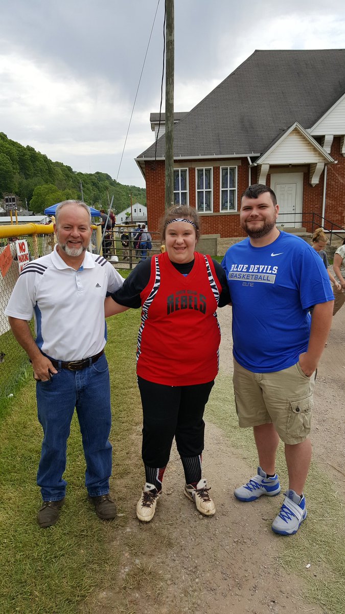 MalanieMan's tweet photo. @rebelgirly11 with her favorites at her tournament softball game #2016 #Softball #LadyRebels #SouthGallia πβ€ https://t.co/Vthe5PLRlj