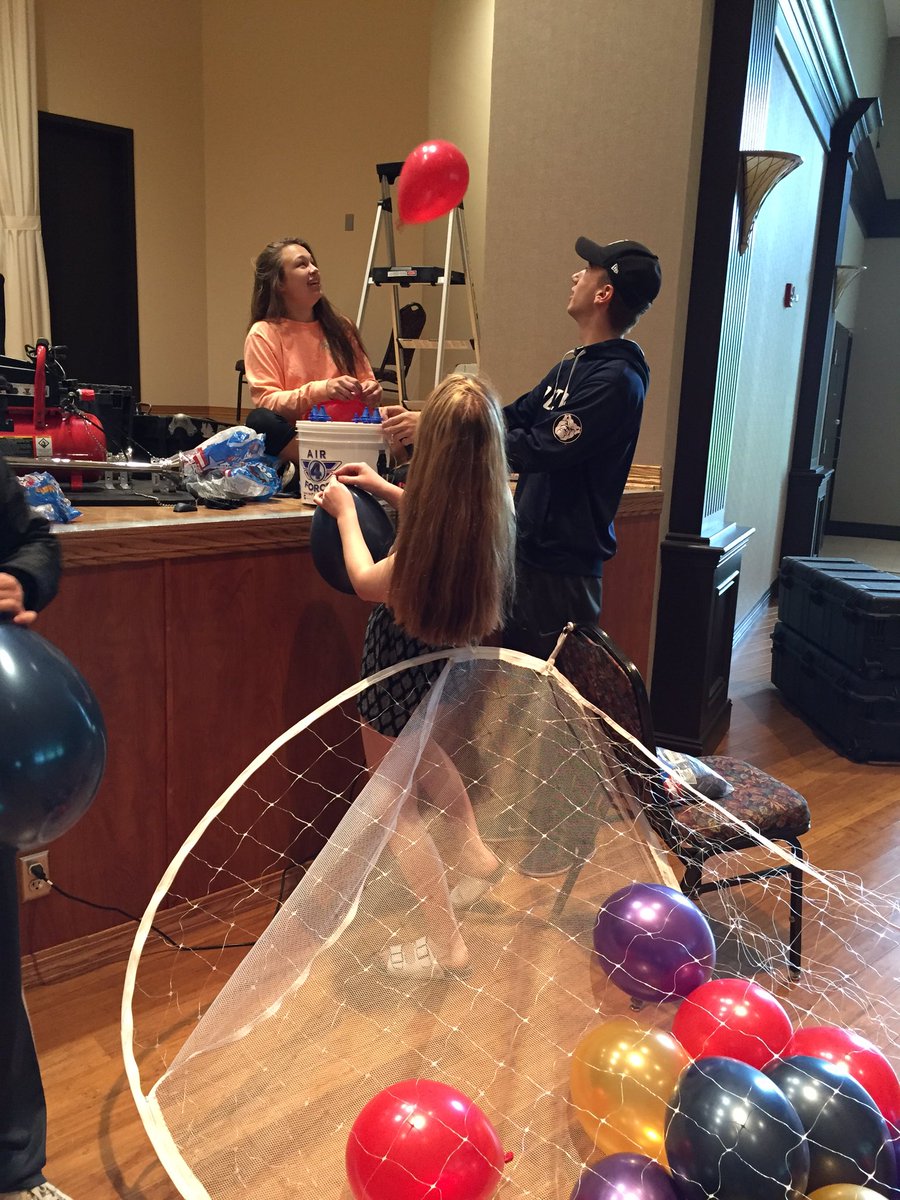 LCHSnews's tweet photo. Junior Class Cabinet has started their #LCProm2016 prep. Have you? #balloondrop https://t.co/jIqYrcXGtb