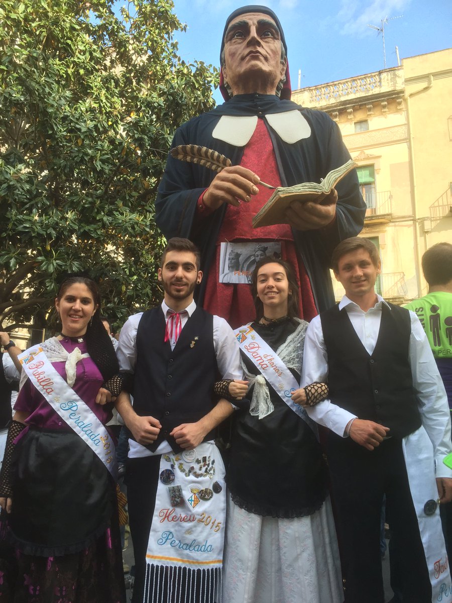 ajperalada's tweet photo. L'Alcalde, la #CollaGegantera i el #Pubillatge porten el nom de #Peralada a les #Festes de #SantaCreu2016 #Figueres https://t.co/RW2kaOFkxR