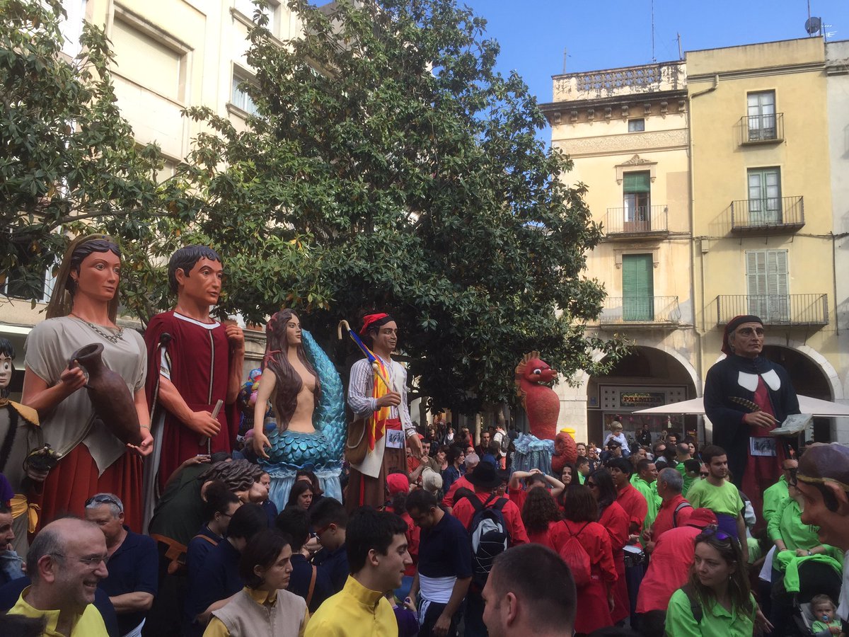 ajperalada's tweet photo. L'Alcalde, la #CollaGegantera i el #Pubillatge porten el nom de #Peralada a les #Festes de #SantaCreu2016 #Figueres https://t.co/RW2kaOFkxR
