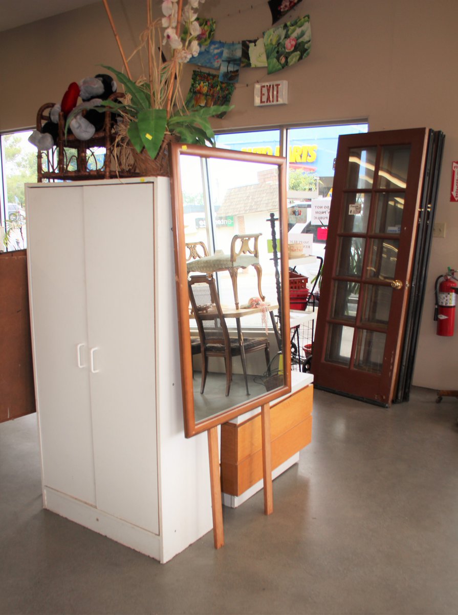 ReallySweetStuf's tweet photo. White Storage Cabinet - $25
Vintage Mirror - $15
Mademoiselle Bench - $75
French Doors - $100 / Set (2 available) https://t.co/dd6T1x5op4