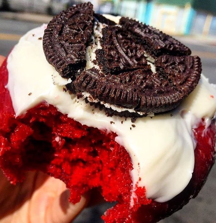 Spoon_Fairfield's tweet photo. Oreo red velvet donut for breakfast? 🍩 mind if we do 🤗 @SpoonUniversity https://t.co/EqTabnM5A4