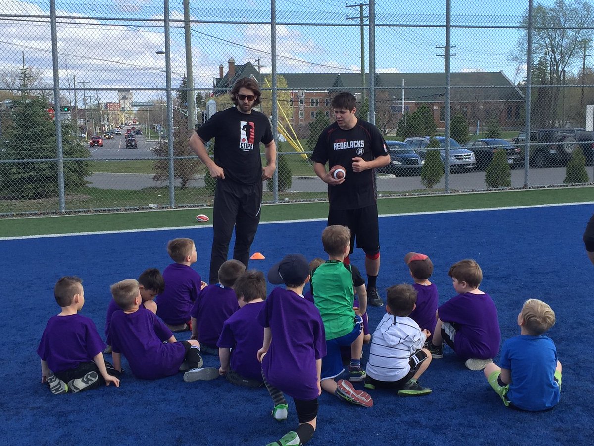 sluuby's tweet photo. Antoine Pruneau et @ScottieMac84 des Rouge et Noir Pratiqué avec @VikingsGatineau ce matin. @REDBLACKS @CFLCommunity https://t.co/1vWVxQrPGG