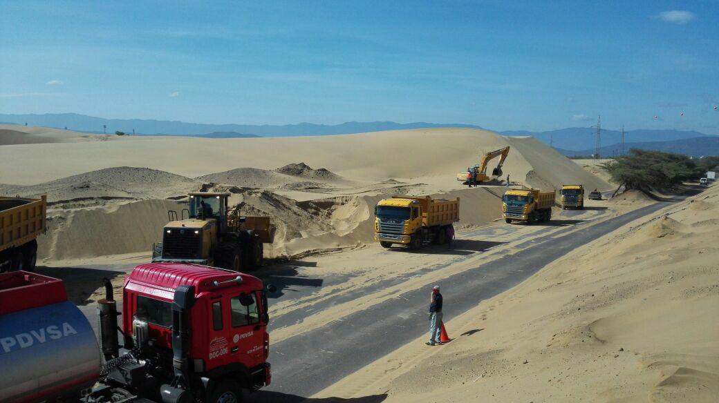 mintransporteve's tweet photo. ¡PENDIENTE! Seguimos atendiendo la #T004 con remoción de arena en los Médanos de Coro https://t.co/JO2RB7kFqA