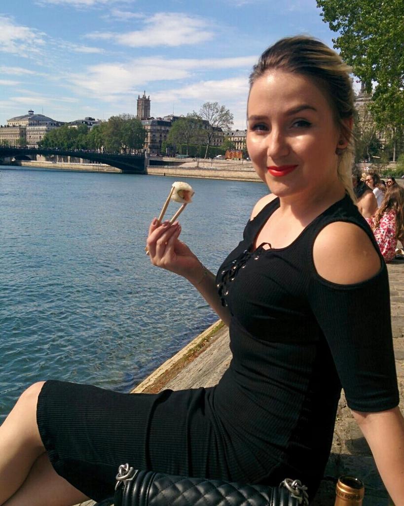 TiiaKares's tweet photo. #picnic #quai #sushi #eyebrow #paris 🍣 https://t.co/L09ThzHDlj