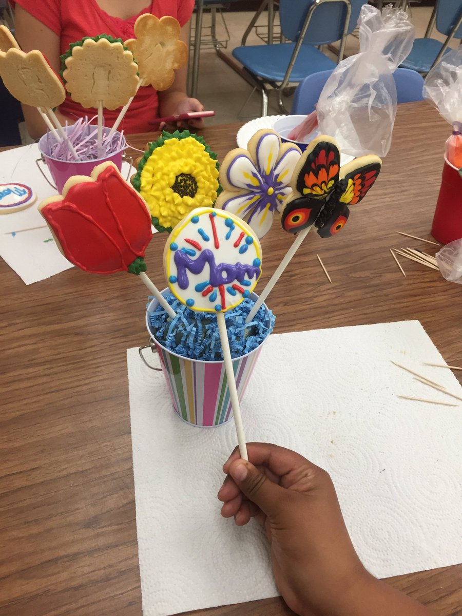 NCunhaN's tweet photo. Amazing Mother's Day cookie Bouquets my students made this week!@SupFreitas @FHSEaglesASB @FirebaughHS @FLDUSD https://t.co/eybmsYPMNp