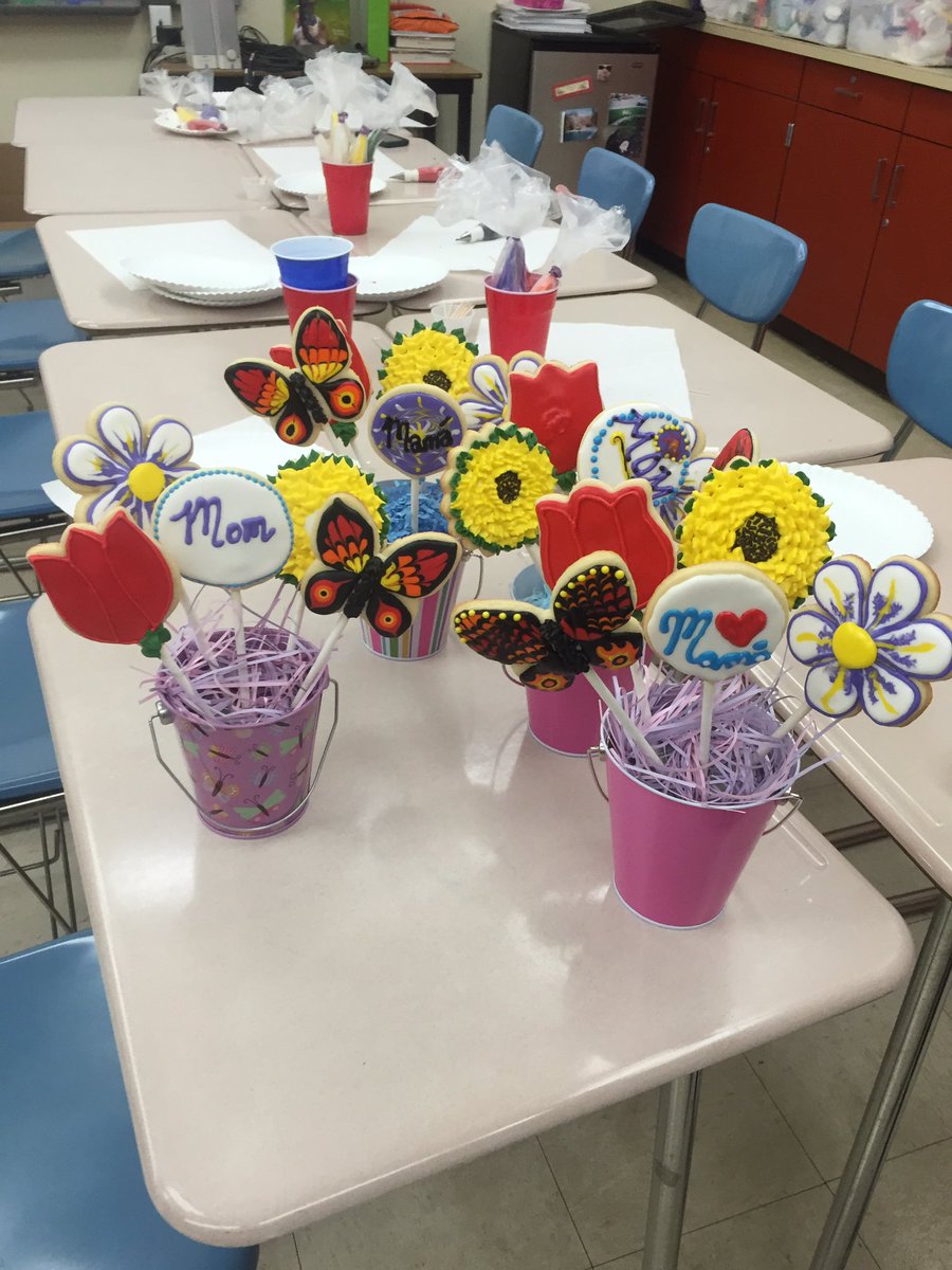 NCunhaN's tweet photo. Amazing Mother's Day cookie Bouquets my students made this week!@SupFreitas @FHSEaglesASB @FirebaughHS @FLDUSD https://t.co/eybmsYPMNp