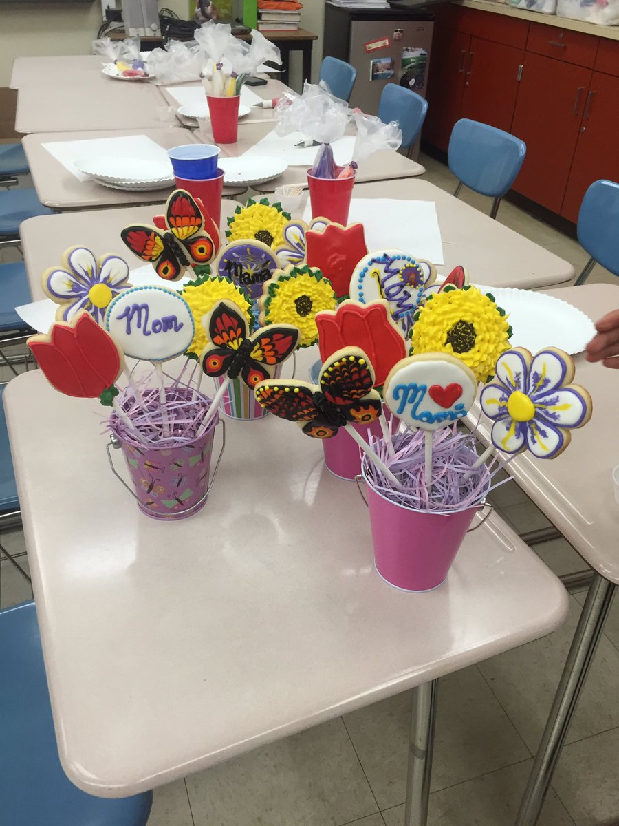 NCunhaN's tweet photo. Amazing Mother's Day cookie Bouquets my students made this week!@SupFreitas @FHSEaglesASB @FirebaughHS @FLDUSD https://t.co/eybmsYPMNp