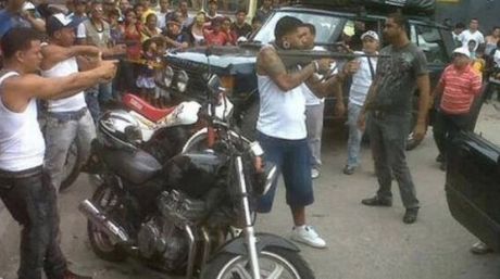 ElNacionalWeb's tweet photo. ¿Quién es el delincuente más buscado del país tras la muerte de "El Picure"?

https://t.co/XmBSoDMzbB https://t.co/e4HAXRebds