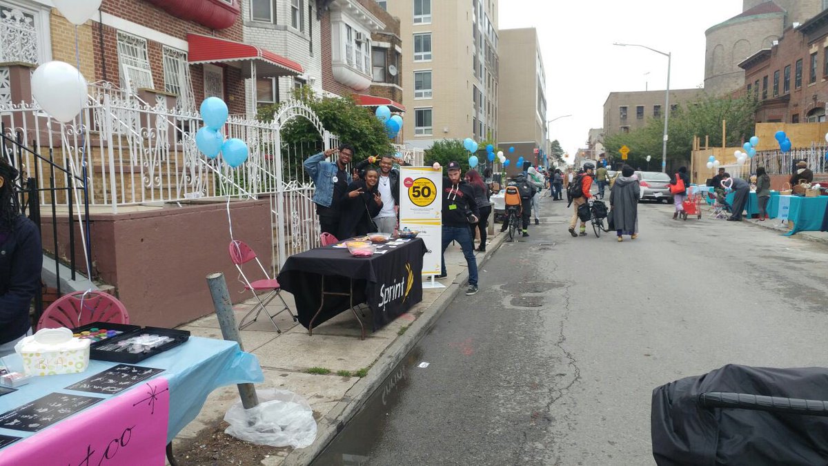 Sprint_Ritz's tweet photo. @Sprint_Ritz Utica1 Team at a Health Community Event. #sprint #ritz #brooklyn #wirelessritz #teamutica @kgerber0218 https://t.co/omAo0mns8d