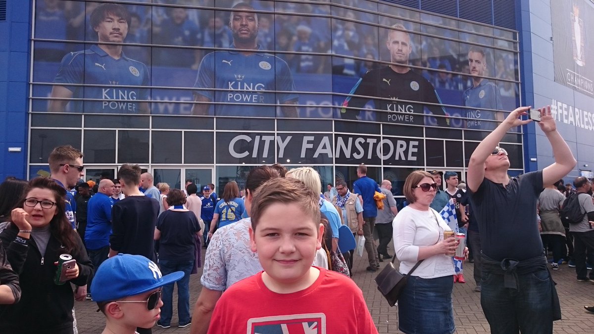 CaffrinHall's tweet photo. LCFC fever ⚽ 🍻 🏆 🎉 https://t.co/whqT8eoRzf