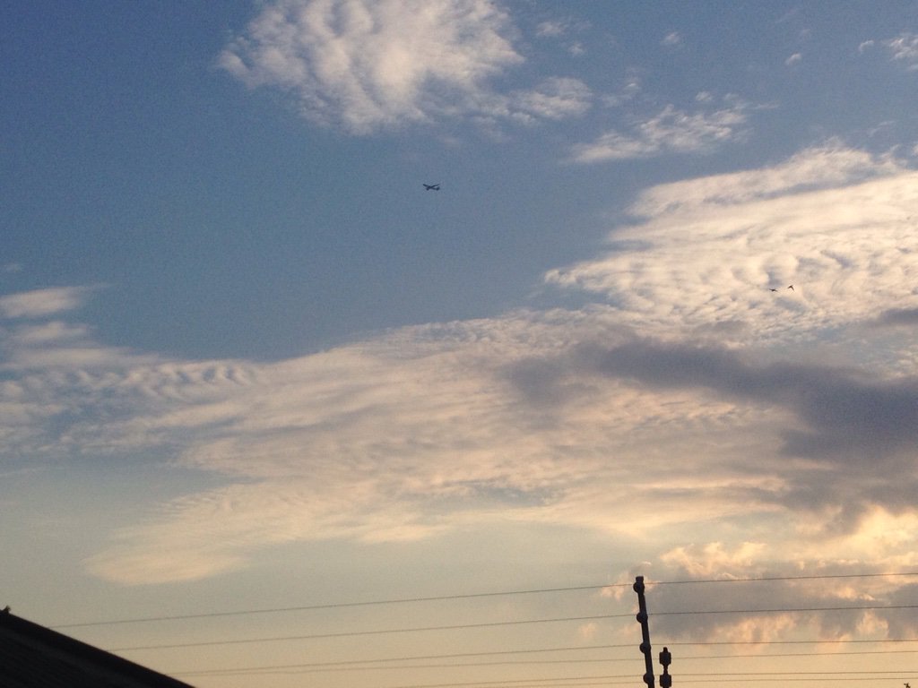 SteerMark's tweet photo. Rippling hazy, dirty skies this eve. Massive HAARP overhead at the moment. #Geoengineering #Johannesburg #Crosswaves https://t.co/A7n0cfBeiI