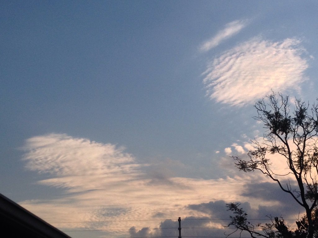 SteerMark's tweet photo. Rippling hazy, dirty skies this eve. Massive HAARP overhead at the moment. #Geoengineering #Johannesburg #Crosswaves https://t.co/A7n0cfBeiI