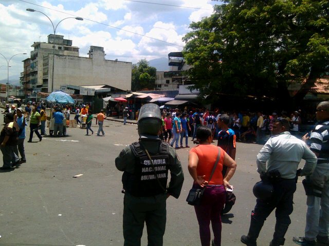noticierovv's tweet photo. via @ESotilloVV: Protestan en Av. Bermúdez de #Guatire a las afueras del "Día a Día" por comida. Acceso restringidos https://t.co/jTOO4ridX3