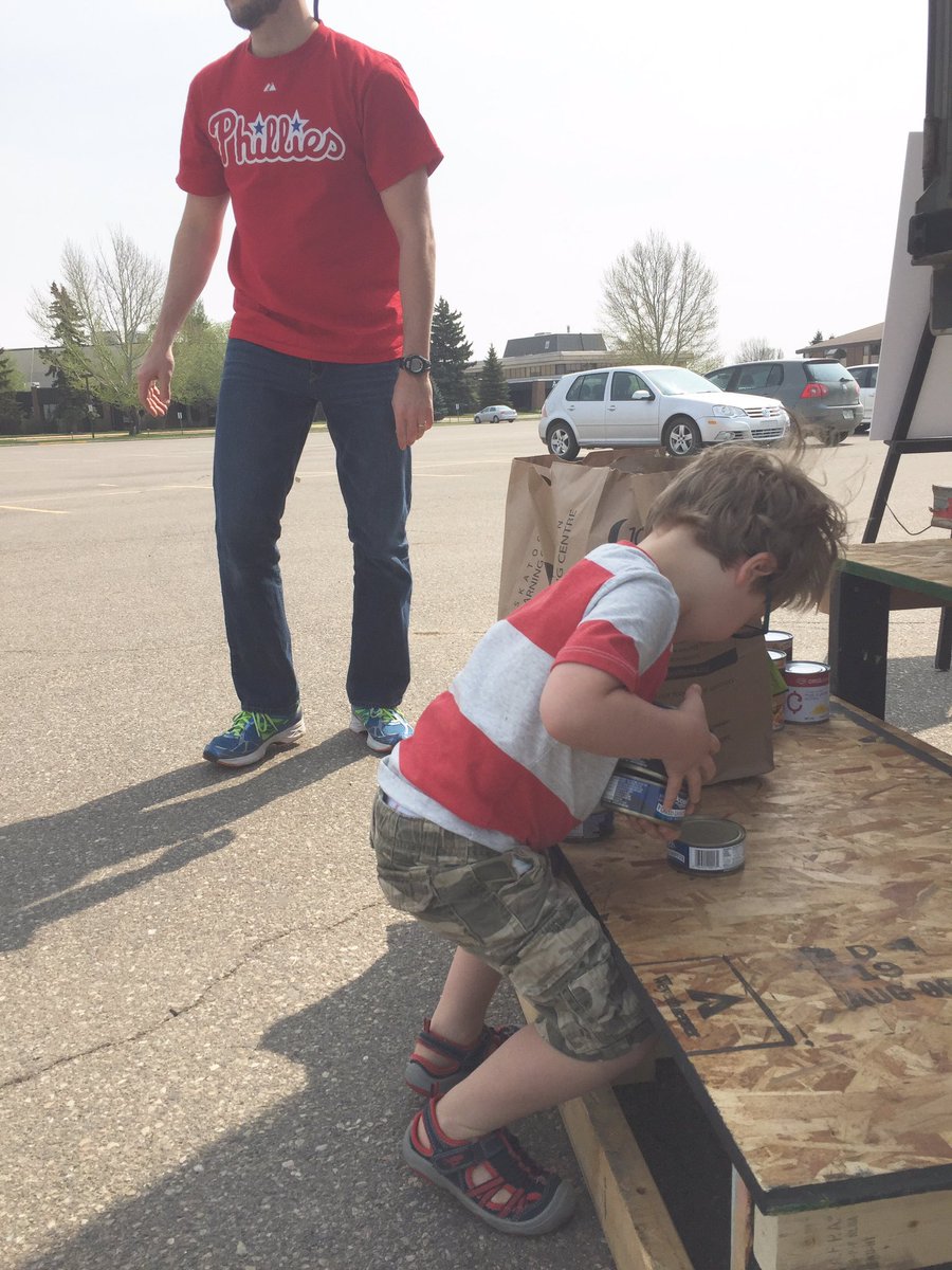 yxeFoodBank's tweet photo. All hands on deck! #cwfd2016 @CircleDrive. The 500 volunteers that come out for this event are AMAZING! https://t.co/BK7QlfRioc