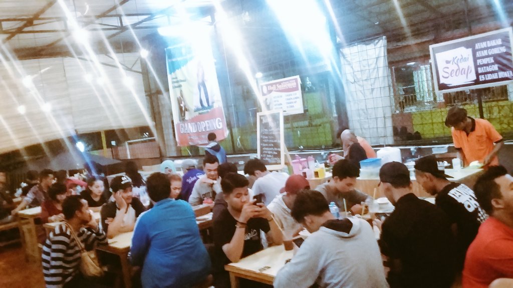 k_meela's tweet photo. Malem mingguan #ngumpul di @CbrFoodstop https://t.co/T6d4LVmVcp