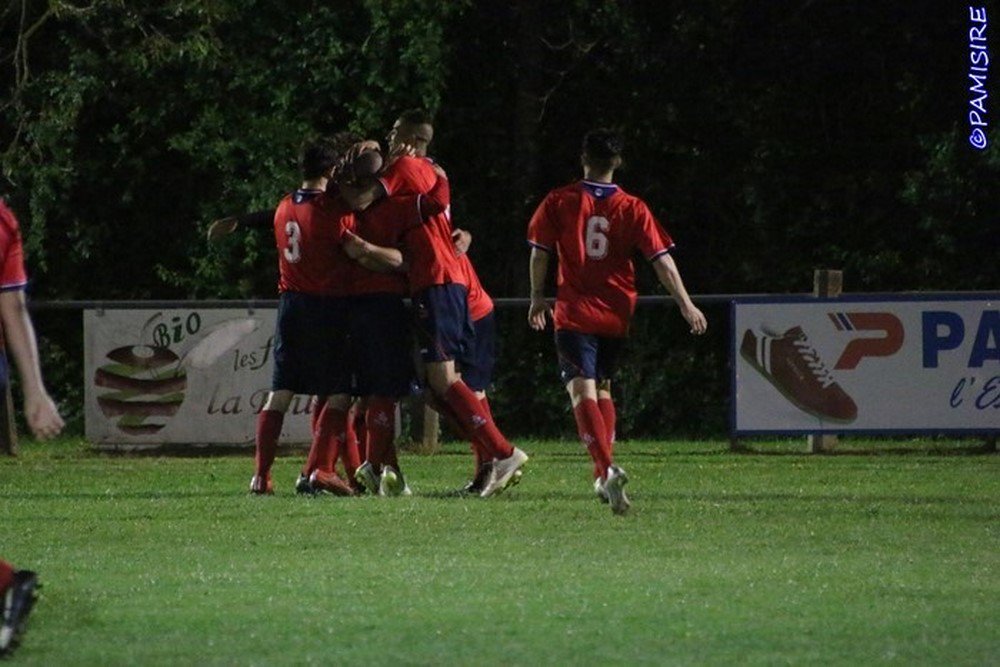 Pamisire's tweet photo. La 2 de @LuzenacAP s'impose à #Coussa dans la douleur et prend la tête de sa poule https://t.co/w98UnFfNi7 https://t.co/kPcKgImtBb