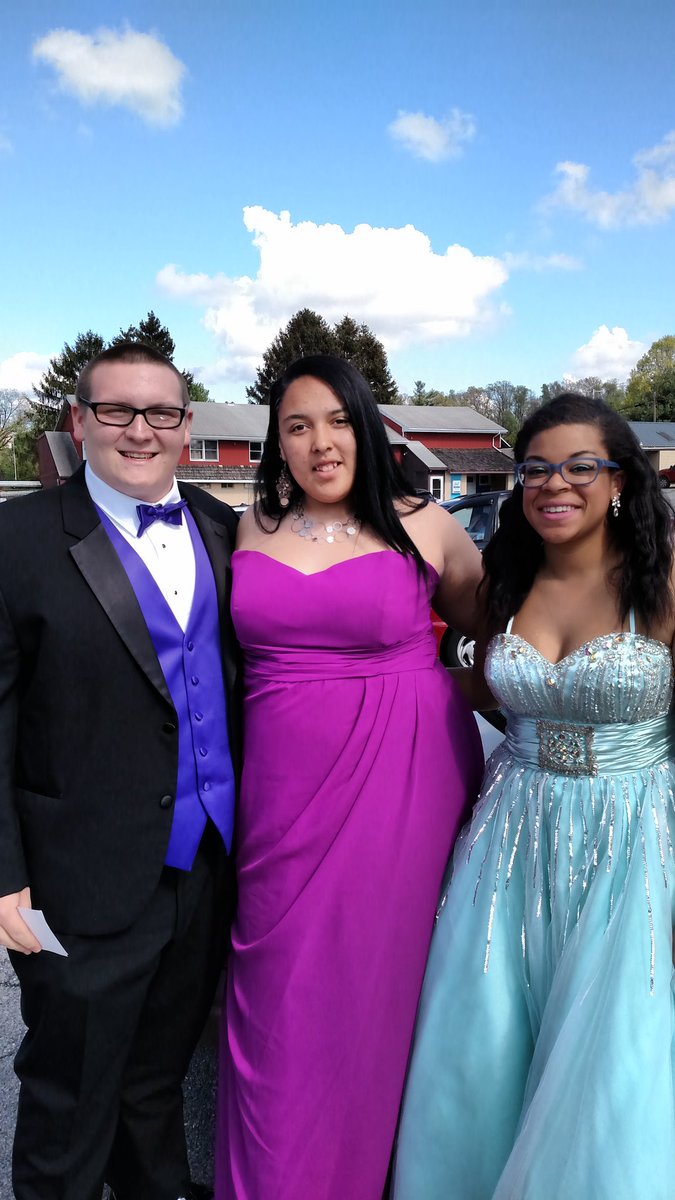 DillVicki's tweet photo. Beautiful weather for Kennard-Dale prom! https://t.co/I1gXmAoybU