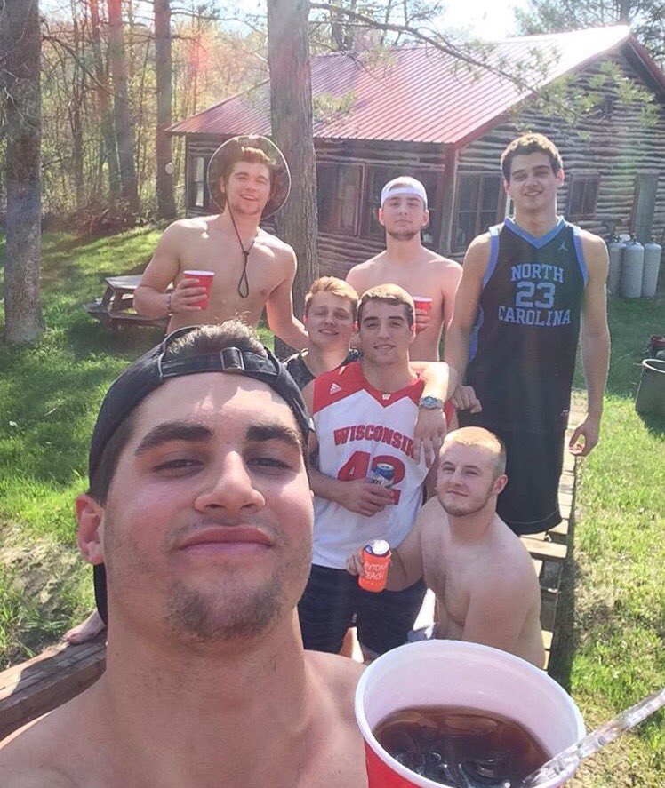 kczubakowski12's tweet image. them boys took on the cabin last night 🌌