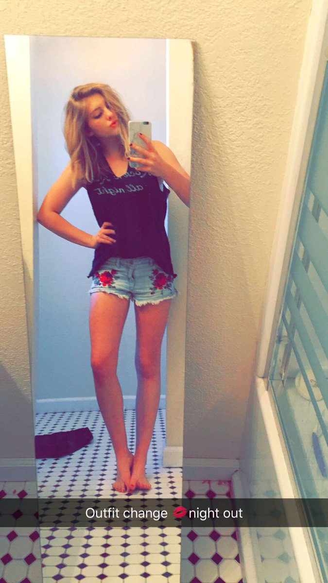 WillowShields's tweet photo. Too many outfit mirror pics... 🙈 https://t.co/MmyXtzalhF
