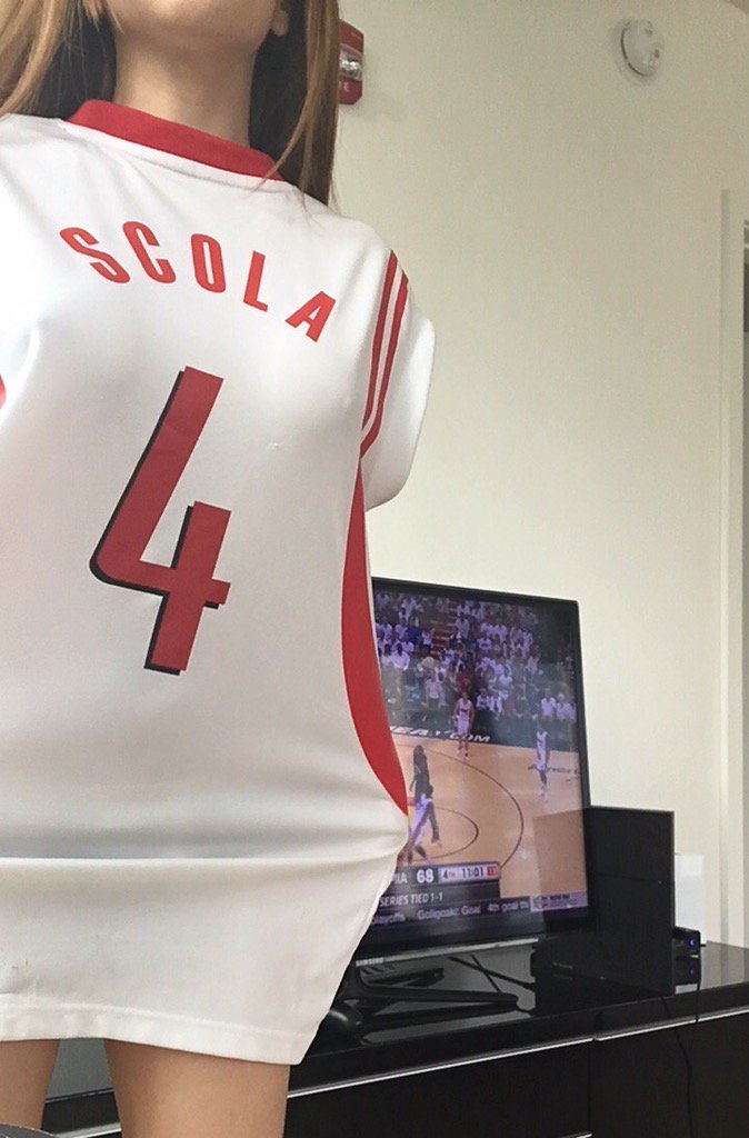 NoahxWild's tweet image. Lmao scoop scoop Scola !  #NBAPlayoffs