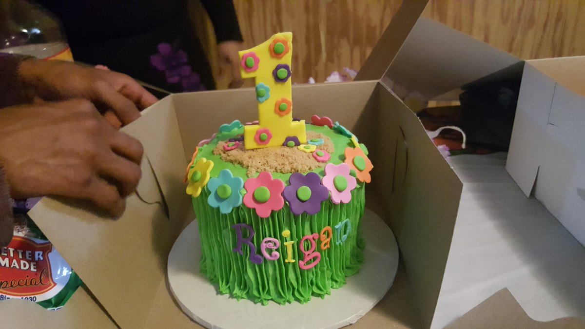 ASHKASHIVVI's tweet photo. Thank you Ms.Lynette!! Reigans cake and cupcakes were amazing! :) https://t.co/aK4Ma2Kykg