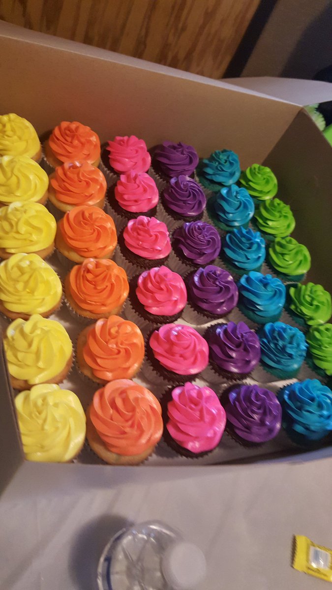ASHKASHIVVI's tweet photo. Thank you Ms.Lynette!! Reigans cake and cupcakes were amazing! :) https://t.co/aK4Ma2Kykg