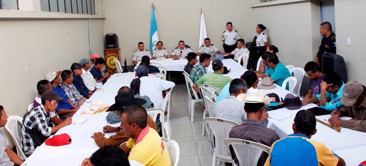 NOTICIAS_JALAPA's tweet photo. #Jalapa: #PNC se reúne con 50 líderes de Santa María Xalapán, para acercamiento y apoyo al ciudadano. https://t.co/vMlVIZOf6p