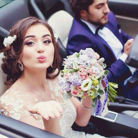 كل دقيقه اتنفسك واشتم هواك
شوف حالي شلون ميت من وراك
انت ماتقبل تحس
اشهكك ويه النفس 
وكل حياتي انطييها بس يخلص جفاك