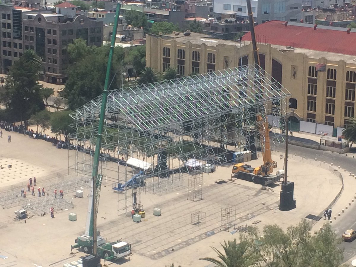 Una maravilla la estructura temporal de tridilosa que se levanta en la <a href="/PzadlaRepublica/">Plaza d la República</a>