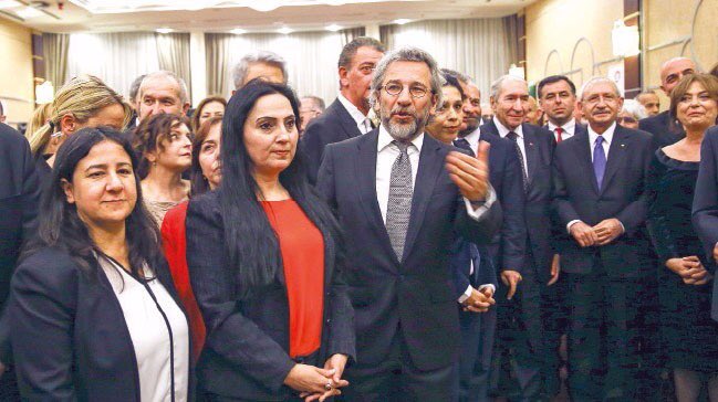 susmabeolum's tweet photo. #StopErdogan 👈 bu gündemi açan hainlerin ekmeğine yağ sürüyorsunuz Allah için bakın
Kim bu ülkeye düşman #kimhain 👈 https://t.co/Y8Vnzy2sFE