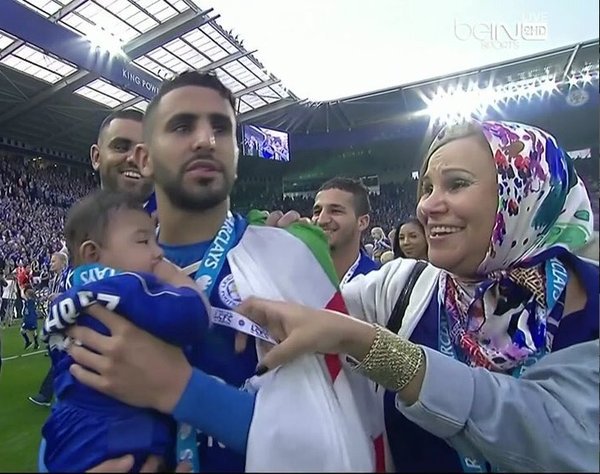 Shasha_Sports's tweet photo. أفضل لاعب في الدوري مع والدته وإبنه وعلم بلاده الجزائر 😍 https://t.co/tMrIdiMjrn