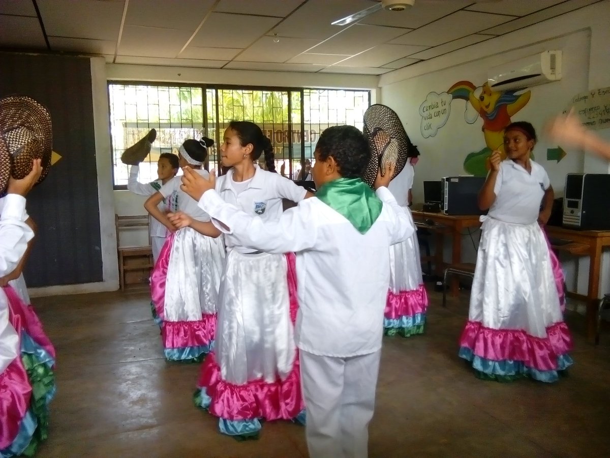CeCastilleral's tweet photo. Así nos preparamos para el desfile folclórico de danzas afrocolombiana. #LoricaDeFiesta #FestiSinú @SEMLORICA1 https://t.co/klUU2UY7vA