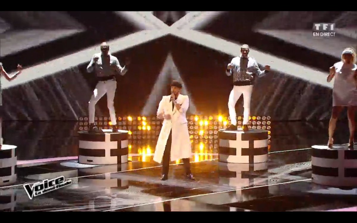 voici's tweet photo. Si Slimane ne gagne pas, il pourra toujours aller apprendre la chimie au collège. #ViveLaBlouseBlanche #TheVoice https://t.co/0XXjjmEpOh