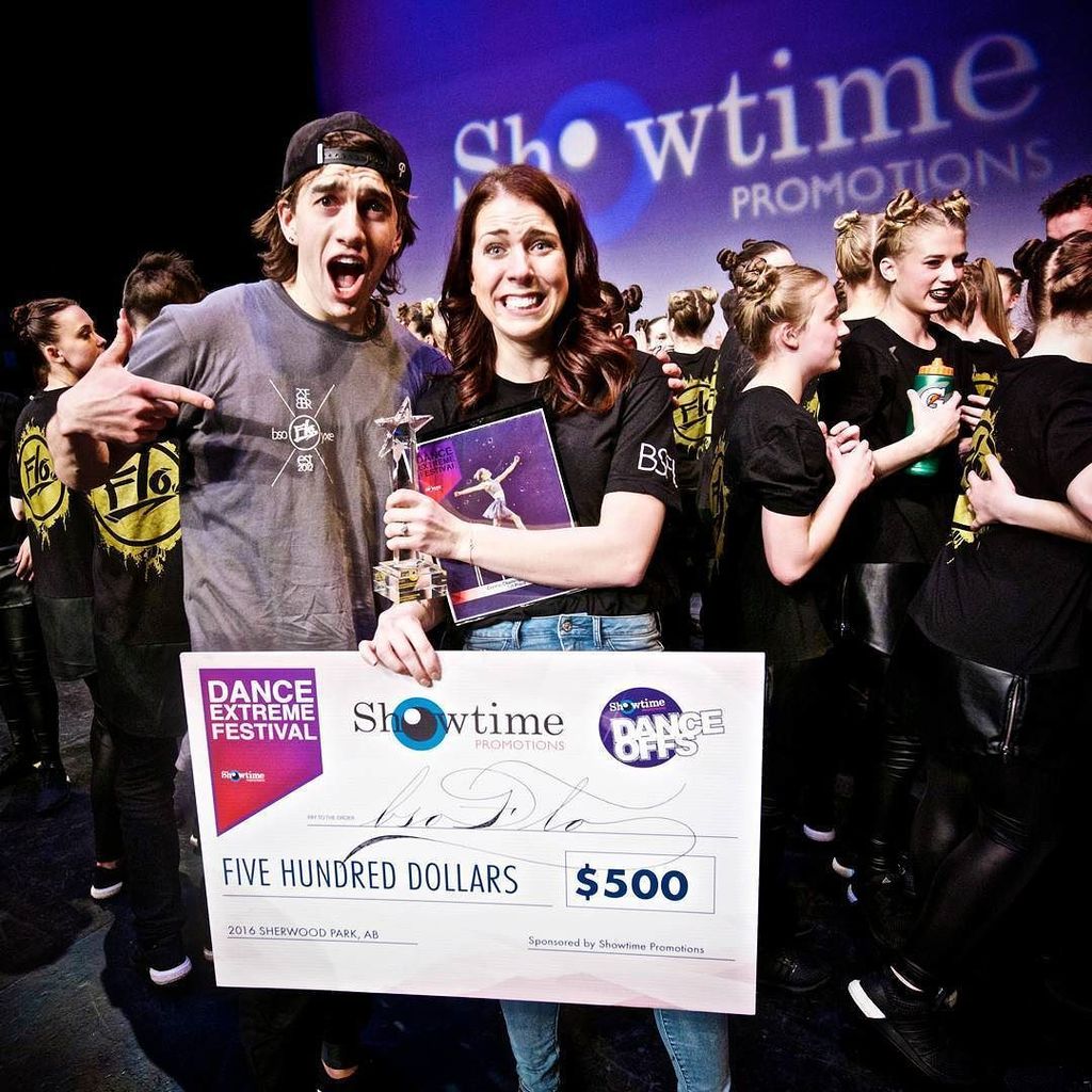 Some quick Sharpie lettering on the big cheque for Dance Off winners <a href="/bsoflo/">bsoFlo</a>, at the @showtimedancepromotions event…