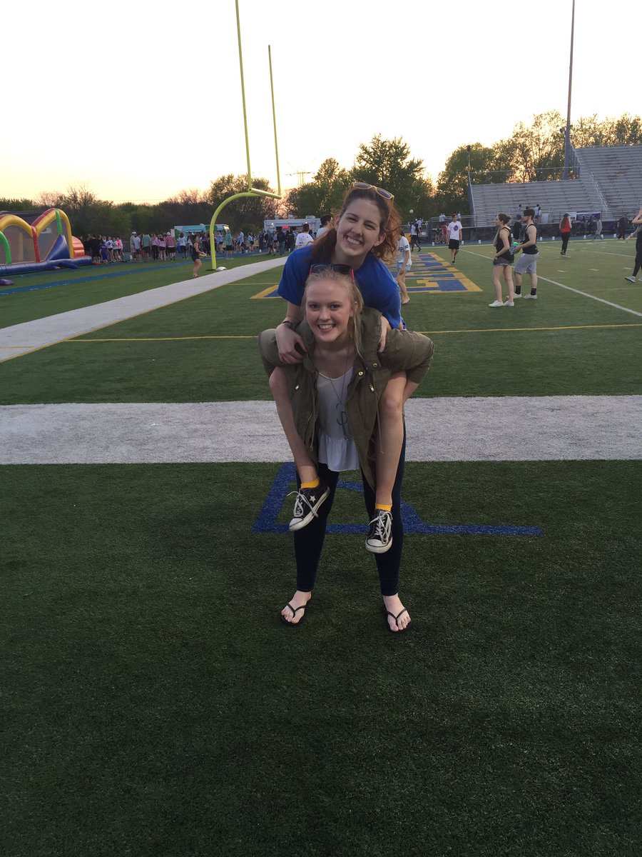 makeitruane_'s tweet photo. How to take a photo: Katie and Sara edition https://t.co/kCwsByeCxn