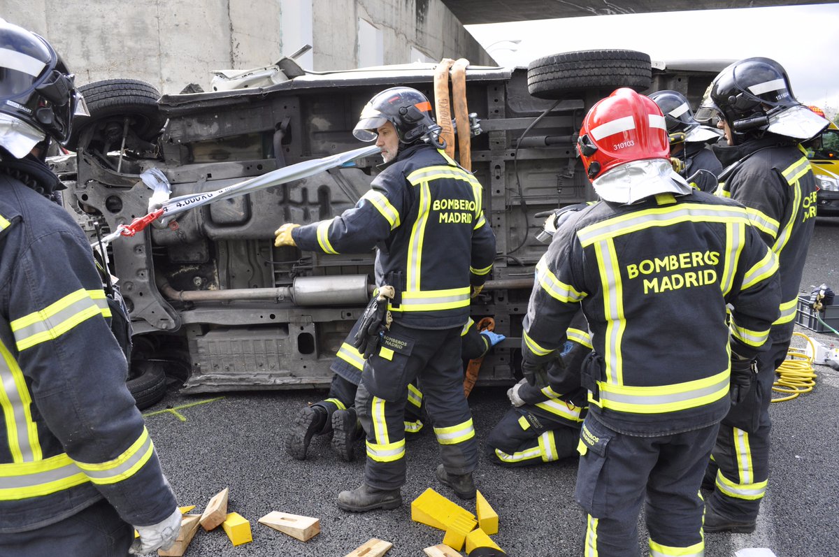 BomberosMad's tweet photo. Así trabajamos en los accidentes de tráfico #BomberosMad https://t.co/7qiUCkwFKR