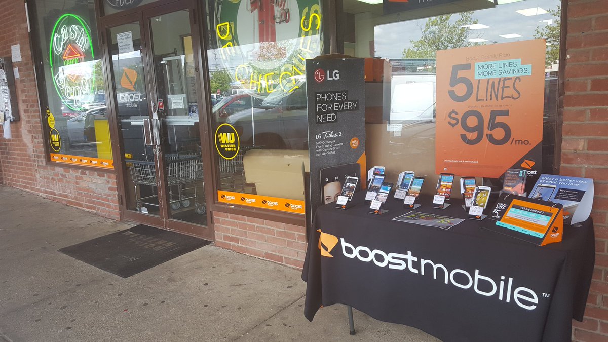 PMNavarria's tweet photo. Some more table action at US Mobile! Who needs a Boost phone? Everyone, thats who! @shawnatspg @Ebrezzy6 @TaVonatSPG https://t.co/W7MimO7ZTd