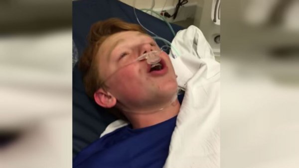 Facebook: bambino si sveglia dalla chirurgia e crede di essere un gangster (Video YouTube)