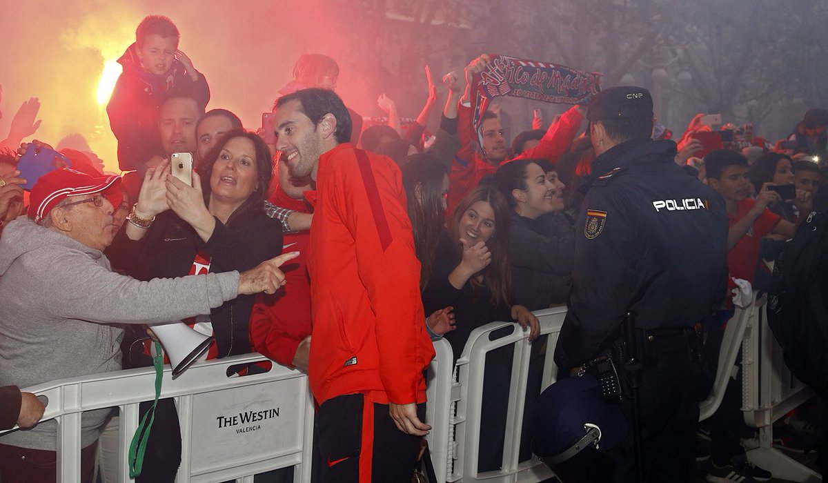 Atleti's tweet image. ¡Qué gran recibimiento, atléticos! Gracias por vuestro apoyo. ¡Ha sido espectacular!    #FINALaFINAL #LevanteAtleti