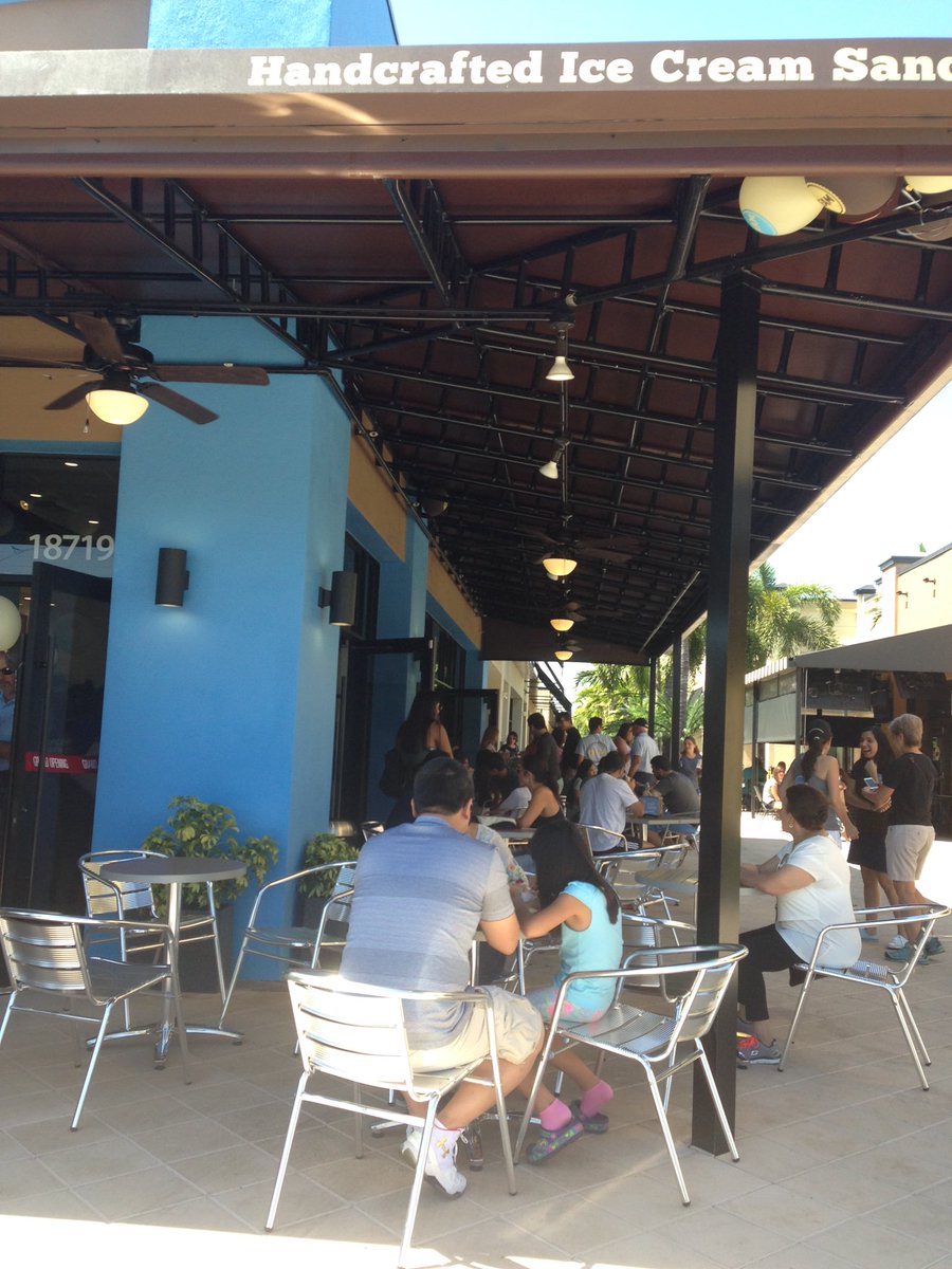 decacbhs's tweet photo. Line out the door at #CREAMAventura Grand Opening! @CREAMNATION https://t.co/3eWGPympqB