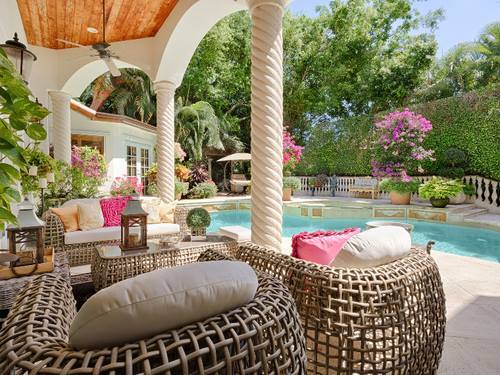 DivKenya's tweet image. Wow, what a beautiful indoor/outdoor living space! Would this be perfect for you and your family??