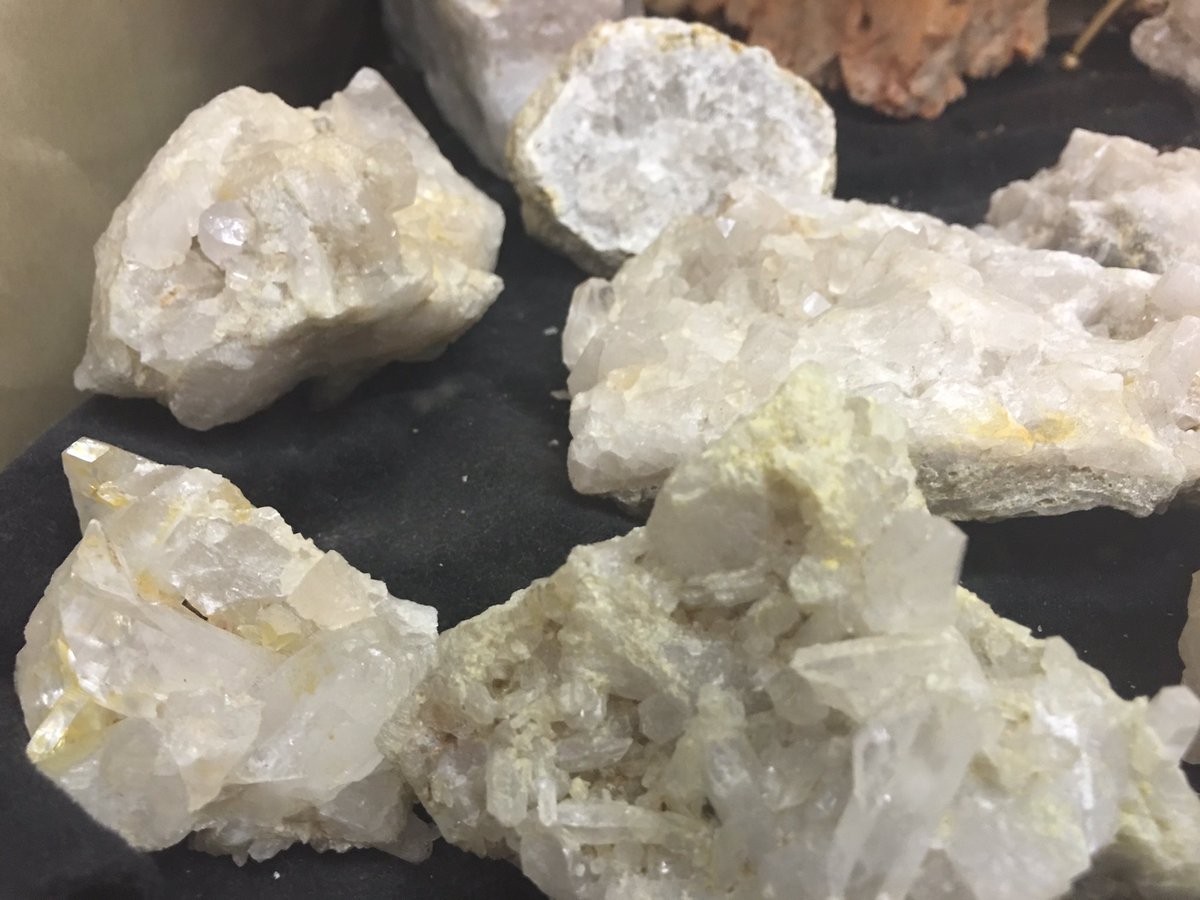 ChicagoMediaL's tweet photo. #Quartzs very powerful for metaphysical purposes creates strong #healing attributes https://t.co/L0y93G6KAN
