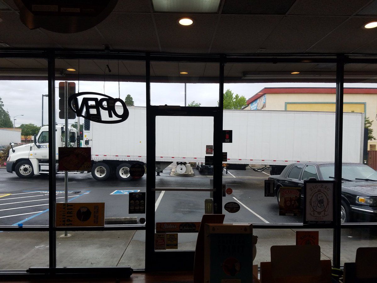 707AndroidKing's tweet photo. @DelTaco 1230 in the afternoon is not the right time to be blocking my whole  lot. Probably costing me some buisness https://t.co/6QRgrxQ0Gv