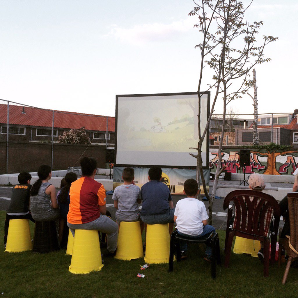 popupcinema013's tweet photo. Pracht avond voor de eerste buurtbios #tilburg #groeseind #solarcinema #buitenbioscoop https://t.co/ZtBDgyVGG9