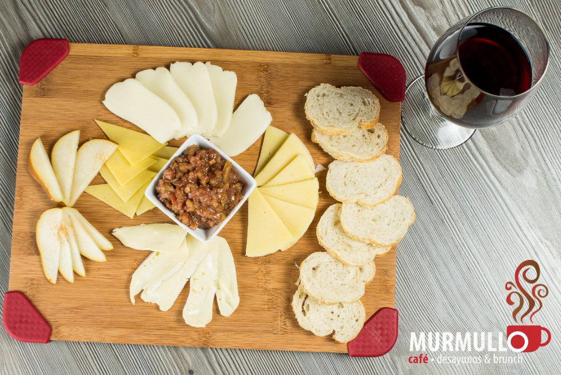 Siempre es una excelente opción, tabla de quesos y copa de vino. Enamórate con un #Murmullo